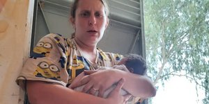 To ηλικίας εννέα ημερών μωρό στην αγκαλιά της μητέρας του, επέζησε της φονικής επίθεσης της Χαμάς στο νότιο Ισραήλ