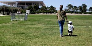 Μητέρα με το παιδί της κάνουν βόλτα