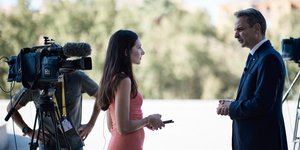 O Kυριάκος Μητσοτάκης με δημοσιογράφο