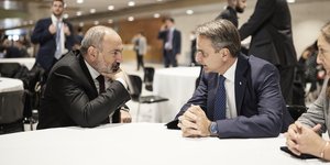 Μητσοτάκης και Πασινιάν συνομιλούν