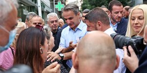 Ο Κυριάκος Μητσοτάκης και ο Νίκος Χαρδαλιάς στο Βύρωνα