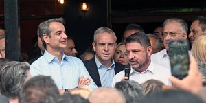Ο Κυριάκος Μητσοτάκης με τον Νίκο Χαρδαλιά στο Βύρωνα