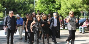 Συντετριμμένες η σύζυγος και η κόρη του Γιάννη Ιωαννίδη στην επιμνημόσυνη δέηση