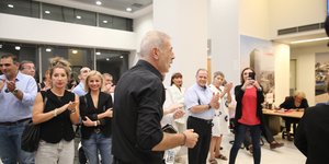 O Γιάννης Μώραλης μπαίνει στο δημαρχείο Πειραιά με χειροκροτήματα