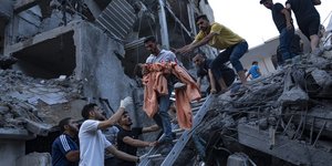 διασωση μωρο απο σκαλα 