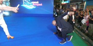 Ο Αχιλλέας Μπέος έπεσε κατά την προσπάθειά του να ανέβει στη σκηνή