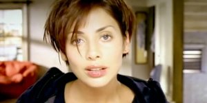 Νάταλι Ιμπρούγκλια: Δείτε πώς είναι σήμερα η τραγουδίστρια της επιτυχίας των 90s «Torn»