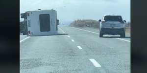 Θυλλώδεις άνεμοι ανέτρεψαν τροχόσπιτο σε αυτοκινητόδρομο, δείχνει βίντεο στο TikTok