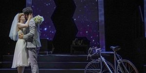 νυφη φιλιεται στη σκηνη