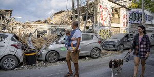 Οικογένεια περνά έξω από συντρίμμια στο Τελ Αβιβ