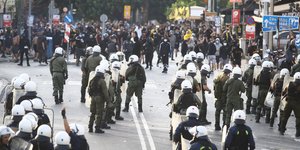 Οπαδοί της ΑΕΚ απέναντι από ΜΑΤ