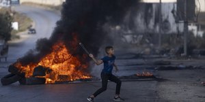 Παιδάκι στη Γάζα με σφεντόνα στα χέρια του