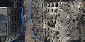 Άποψη των ερειπίων ενός κτηρίου μετά το χτύπημα από ισραηλινή αεροπορική επιδρομή, στην πόλη της Γάζας, Κυριακή, 8 Οκτωβρίου 2023