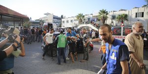 Κόσμος έξω από νοσοκομείο στη Γάζα