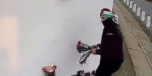 Υποστηρικτής της Παλαιστίνης αφαιρεί λουλούδια από πρεσβεια του Ισραήλ