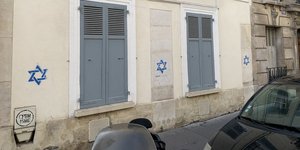 Άγνωστοι ζωγράφισαν με στένσιλ αστέρια του Δαβίδ σε κτίρια στο 14ο διαμέρισμα του Παρισιού