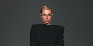 Η Πάρις Χίλτον στην πασαρέλα του Mugler στο Παρίσι