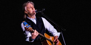 O Πολ ΜακΚάρτνεϊ με την κιθάρα του σε συναυλία