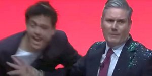 Διαδηλωτής στη Βρετανία περιέλουσε με... γκλίτερ τον επικεφαλής του Εργατικού Κόμματος, Κιρ Στάρμερ
