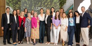 Φίλιππος Μιχόπουλος, L’Oréal for the Future Leader της L’Oréal Hellas, Δήμητρα Πετρίδη, Corporate Affairs & Engagement Director, Alessandra Delfini, Country Managing Director L’Oréal Hellas με τους εκπροσώπους των ΜΚΟ που έχει συνεργαστεί η L’Oréal Hellas