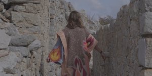 με κιμονο πλατη βραχια 