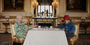 Η βασίλισσα Ελισάβετ με τον αρκούδο Paddington