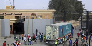 Δεύτερο κομβόι 17 οχημάτων με ανθρωπιστική βοήθεια στη Ράφα