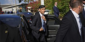 Ο Βρετανός πρωθυπουργός Ρίσι Σούνακ στο αεροδρόμιο Μπεν Γκουριόν του Τελ Αβίβ