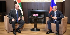 O πρόεδρος της Ρωσίας, Βλαντίμιρ Πούτιν με τον αυτοαποκαλούμενο πρόεδρο της Αμπχαζίας, Ασλάν Μπζάνια