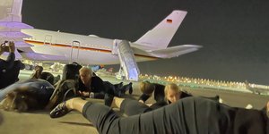 Δημοσιογράφοι που συνόδευσαν τον Όλαφ Σολτς στο έδαφος στο αεροδρόμιο του Τελ Αβίβ λόγω συναγερμού