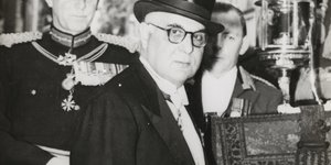 Λονδίνο, 6 Ιουνίου 1957. Ο Γιώργος Σεφέρης μεταβαίνει από την πρεσβευτική κατοικία στο παλάτι του Μπάκινχαμ με την παραδοσιακή άμαξα, όπου θα επιδώσει τα διαπιστευτήρια του στην Βασίλισσα Ελισάβετ