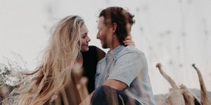 ζευγάρι που αγκαλιάζεται