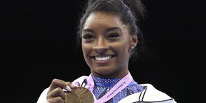 Η Σιμόν Μπάιλς με το χρυσό μετάλλιο