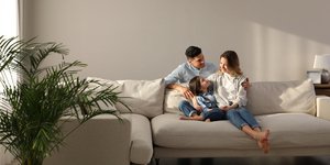 Χαρούμενη οικογένεια στο σπίτι της