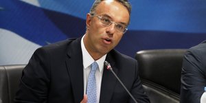 σταικουρας γερνει κεφαλι