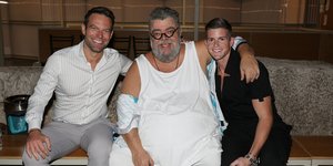 Στέφανος Κασσελάκης και Τάιλερ αγκαλιά με τον Σταμάτη Κραουνάκη