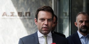 Ο Στέφανος Κασσελάκης έξω από την έδρα του ΑΣΕΠ