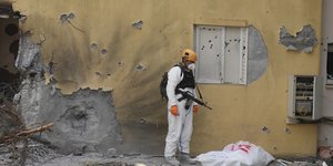 Ισραηλινός στρατιώτης πάνω από πτώμα με όπλο στο χέρι