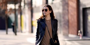 Το πλεκτό φόρεμα από τα Mango σε πλούσιο σοκολατί χρώμα είναι η επιτομή του winter chic