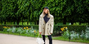 γυναίκα με sneakers