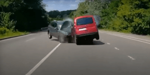 Ουκρανία: Συγκλονιστικό βίντεο από την Οδησσό -Δύο αυτοκίνητα συγκρούονται μετωπικά, αποφεύχθηκε η καραμπόλα