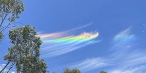 Το εκπληκτικό σύννεφο ουράνιο τόξο χαροποίησε τους κατοίκους της μικρής αγροτικής κοινότητας