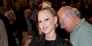 Η Τάμτα με μαύρο τζάκετ