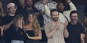 Η Τέιλορ Σουίφτ με τους φίλους της στο γήπεδο