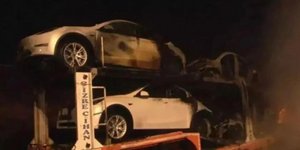 Καινούργια Tesla πήραν φωτιά και κάηκαν σε νταλίκα