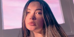 γυναίκα σε ροζ παράθυρο