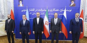 Γάζα: Να σταματήσει άμεσα η στοχοποίηση αθώων πολιτών, ζητούν οι ΥΠΕΞ Ρωσίας, Ιράν και ΤουρκίαςΓάζα: Να σταματήσει άμεσα η στοχοποίηση αθώων πολιτών, ζητούν οι ΥΠΕΞ Ρωσίας, Ιράν και Τουρκίας