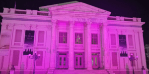 Πειραιάς: Ο δήμος τίμησε την παγκόσμια ημέρα κατά του καρκίνου του μαστού -Φωταγωγήθηκε ροζ το Δημοτικό Θέατρο