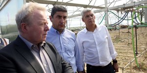 Ο επίτροπος Γεωργίας της ΕΕ Γιάνους Βοϊτσεχόφσκι, συνοδευόμενος από τον υπουργό Αγροτικής Ανάπτυξης και Τροφίμων Λευτέρη Αυγενάκη και τον περιφερειάρχη Θεσσαλίας Κώστα Αγοραστό