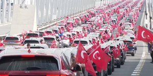 Το μεγαλειώδες κομβόι των «Made in Turkey» αυτοκινήτων